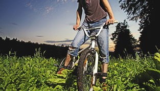 开云体育下载app-世界青少年极限自行车赛在云南火热开赛，青少年山地自行车比赛视频