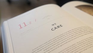 开云直播-英超青训营引入语言心理学干预降低球员比赛焦虑，英超训练足球